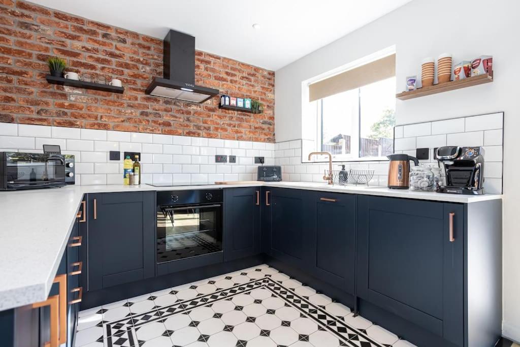 Railway House - Central Warrington - Sleeps 6 Eksteriør billede