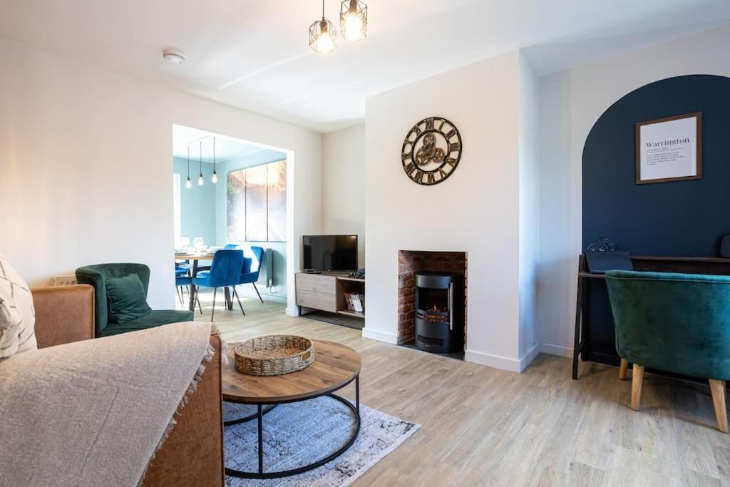 Railway House - Central Warrington - Sleeps 6 Eksteriør billede