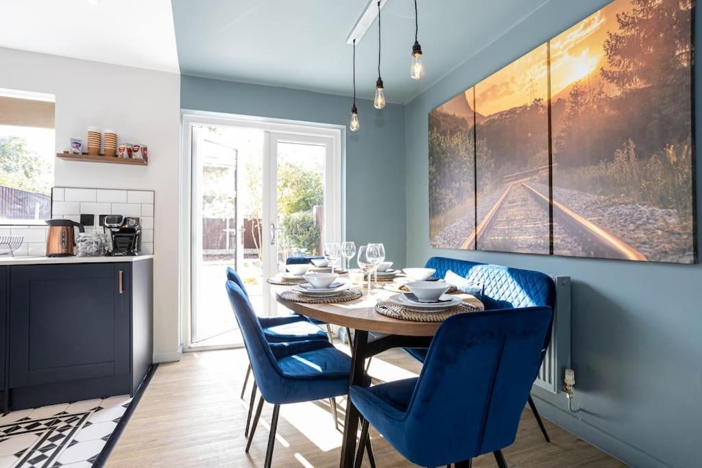 Railway House - Central Warrington - Sleeps 6 Eksteriør billede