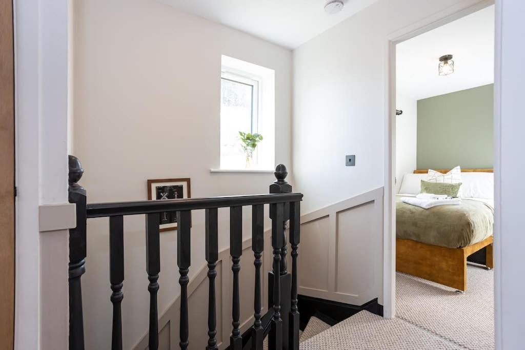 Railway House - Central Warrington - Sleeps 6 Eksteriør billede