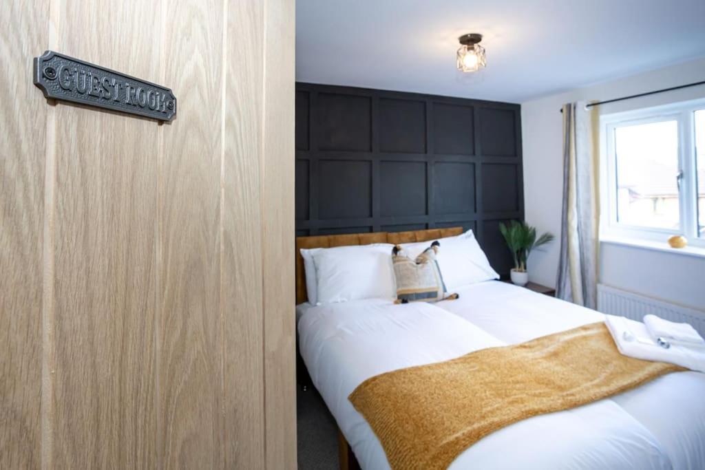 Railway House - Central Warrington - Sleeps 6 Eksteriør billede