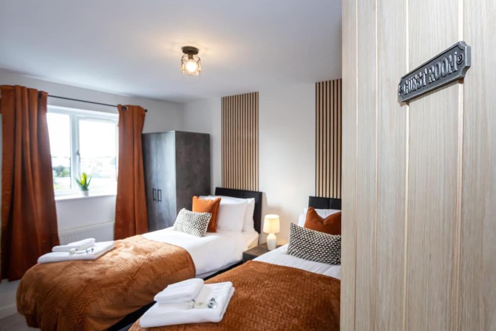 Railway House - Central Warrington - Sleeps 6 Eksteriør billede
