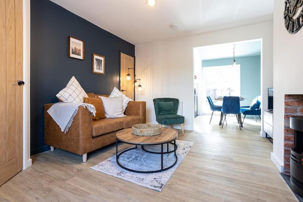Railway House - Central Warrington - Sleeps 6 Eksteriør billede