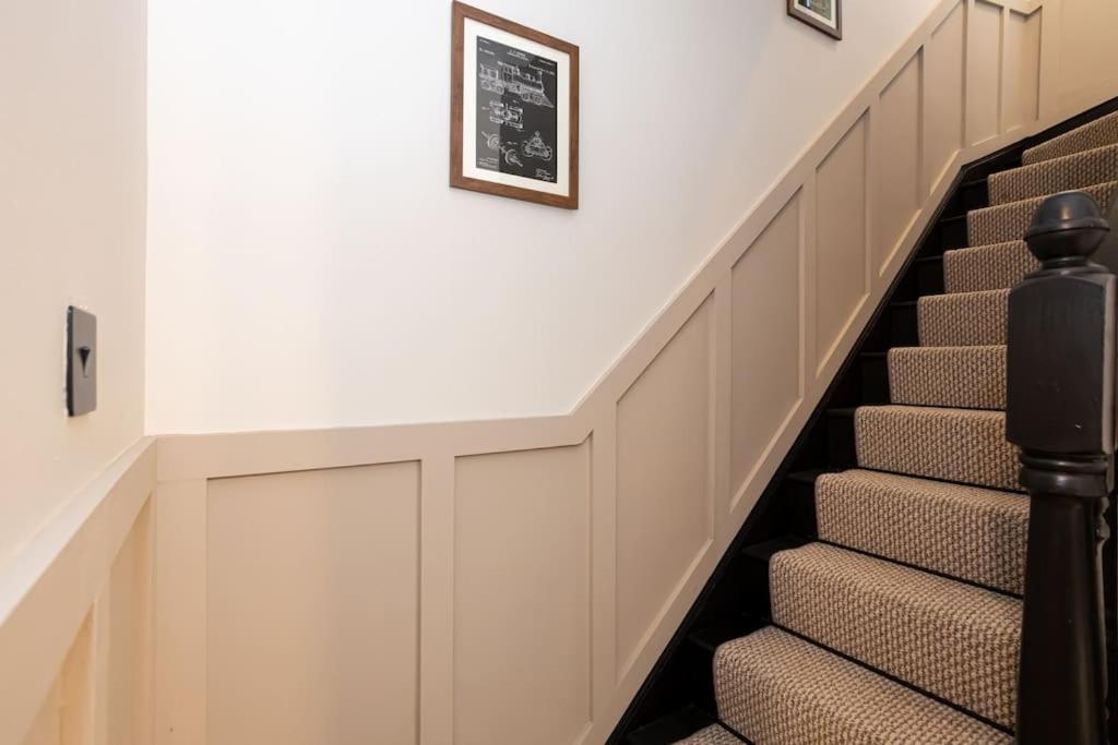 Railway House - Central Warrington - Sleeps 6 Eksteriør billede