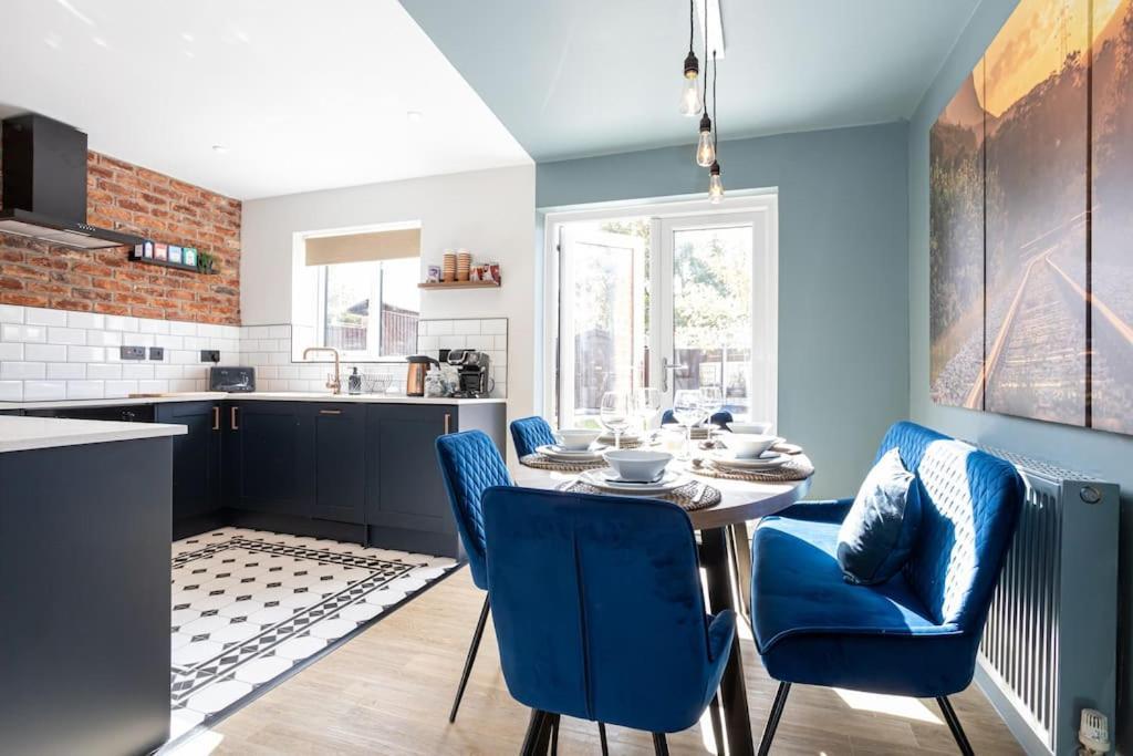 Railway House - Central Warrington - Sleeps 6 Eksteriør billede