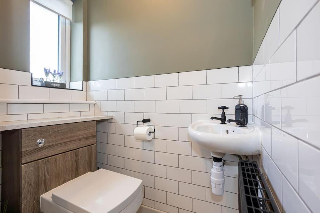 Railway House - Central Warrington - Sleeps 6 Eksteriør billede