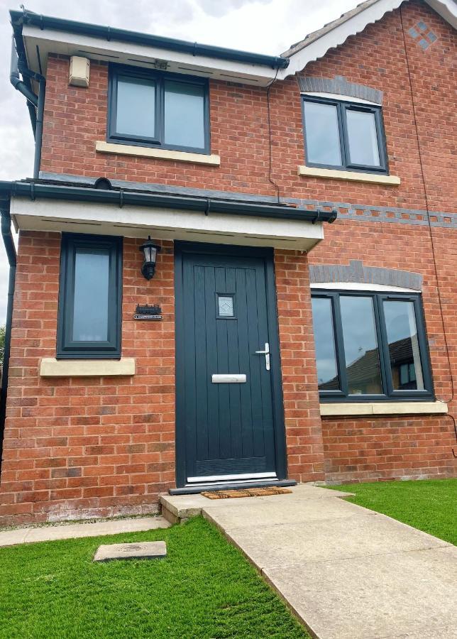 Railway House - Central Warrington - Sleeps 6 Eksteriør billede